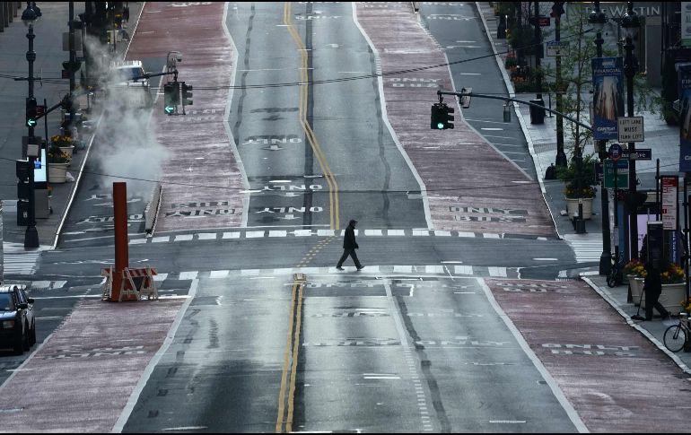 La calle 42 luce casi vacía hoy en Nueva York. El gobernador ordenó una extensión del confinamiento obligatorio hasta el 15 de mayo. AFP/T. Clary