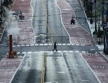 La calle 42 luce casi vacía hoy en Nueva York. El gobernador ordenó una extensión del confinamiento obligatorio hasta el 15 de mayo. AFP/T. Clary