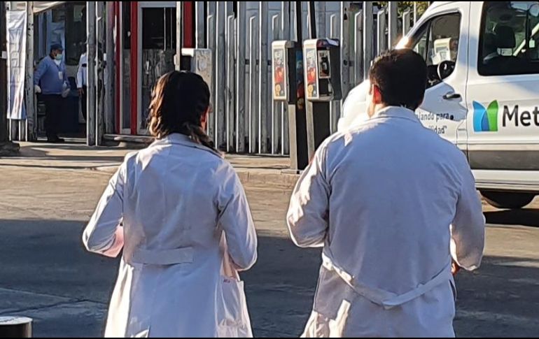 Se pide al personal médico cambiarse con ropa limpia antes de salir a la calle. EL INFORMADOR/ARCHIVO