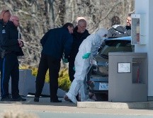 Investigadores revisan un auto en una gasolinera donde fue localizado el autor del tiroteo, en Enfield, Nueva Escocia. AP/The Canadian Press/A. Vaughan