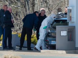 Investigadores revisan un auto en una gasolinera donde fue localizado el autor del tiroteo, en Enfield, Nueva Escocia. AP/The Canadian Press/A. Vaughan