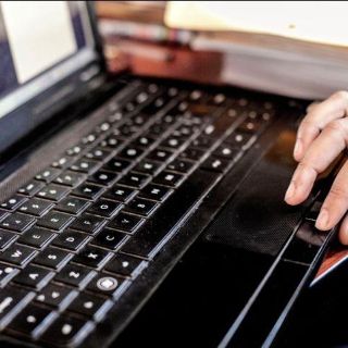 Venden computadora por contingencia; sus hijos tomarán clases desde el celular