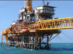 La mezcla mexicana de petróleo cerró el viernes en 14.35 dólares, 18 centavos más que el jueves. EFE / ARCHIVO