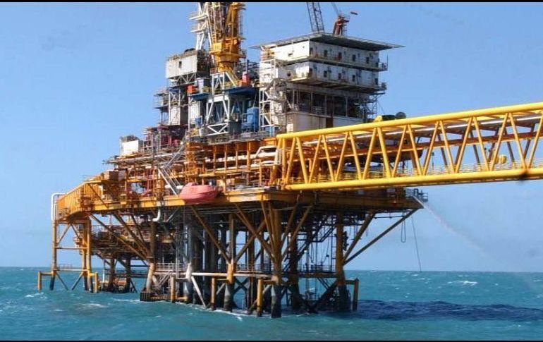 La mezcla mexicana de petróleo cerró el viernes en 14.35 dólares, 18 centavos más que el jueves. EFE / ARCHIVO