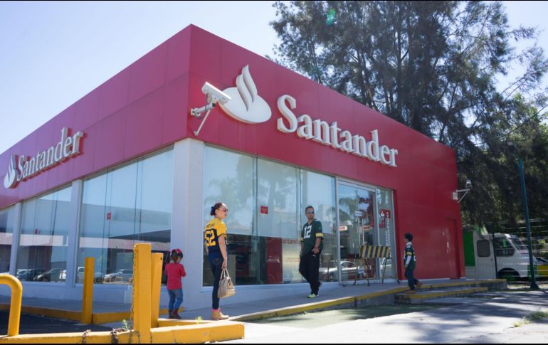 Entre las primeras entidades bancarias que han reconocido las afectaciones en el negocio por el COVID-19 está Santander. ARCHIVO