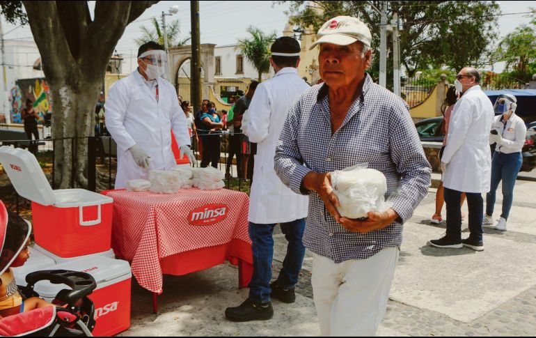 ARRANQUE.  Con medidas de protección, los empleados de Minsa repartieron tortillas en Zapopan. EL INFORMADOR • G. Gallo