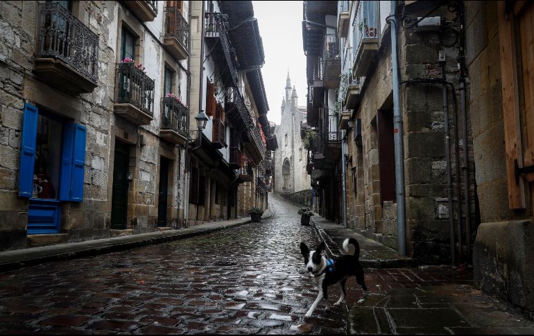 España cumple este lunes 37 días de confinamiento avanzando hacia el aplanamiento definitivo de la curva.  EFE / J. Etxezarreta