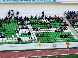 Alrededor de 500 personas concurrieron al partido que Altyn Asyr y Kopetdag disputaron el domingo en un estadio con capacidad para 20 mil aficionados en la capital Ashgabat. AFP / I. Sasin