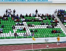Alrededor de 500 personas concurrieron al partido que Altyn Asyr y Kopetdag disputaron el domingo en un estadio con capacidad para 20 mil aficionados en la capital Ashgabat. AFP / I. Sasin