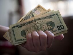 La depreciación del peso frente al dólar está relacionada con la mayor percepción de riesgo sobre México, luego de que Moody’s degradó este viernes la calificación crediticia del país a Baa1 desde A3.  EFE / ARCHIVO