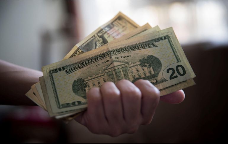 La depreciación del peso frente al dólar está relacionada con la mayor percepción de riesgo sobre México, luego de que Moody’s degradó este viernes la calificación crediticia del país a Baa1 desde A3.  EFE / ARCHIVO