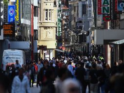 Habitantes caminan hoy por una calle peatonal comercial en Dortmund. AFP/I. Fassbender