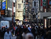 Habitantes caminan hoy por una calle peatonal comercial en Dortmund. AFP/I. Fassbender