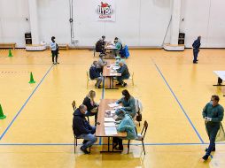 Personas esperan a que les tomen una muestra de sangre en un gimnasio en Cisliano, Italia. Los exámenes de sangre son una forma de mapear los contagios de COVID-19, aunque no proveen datos sobre inmunidad. AP/LaPresse/C. Furlan