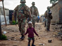 Fuerzas de seguridad de Sudáfrica patrullan en un asentamiento informal en Johanesburgo, donde sus habitantes protestan por a la falta de comida durante el confinamiento por coronavirus. AP/J. Delay