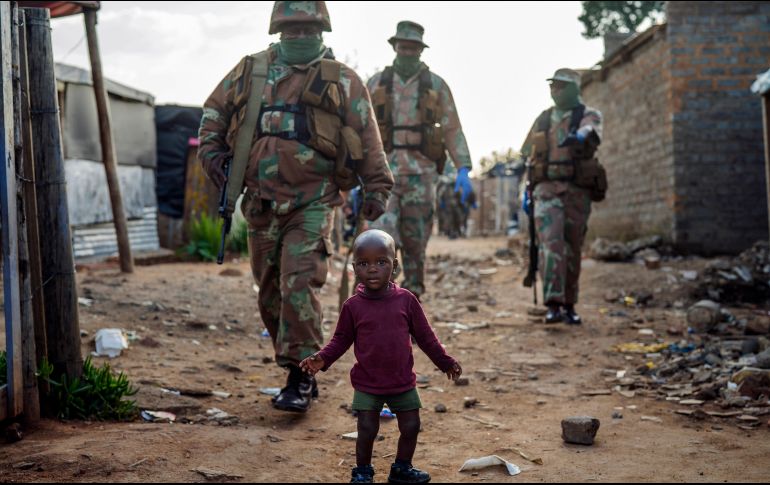 Fuerzas de seguridad de Sudáfrica patrullan en un asentamiento informal en Johanesburgo, donde sus habitantes protestan por a la falta de comida durante el confinamiento por coronavirus. AP/J. Delay