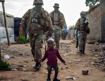 Fuerzas de seguridad de Sudáfrica patrullan en un asentamiento informal en Johanesburgo, donde sus habitantes protestan por a la falta de comida durante el confinamiento por coronavirus. AP/J. Delay
