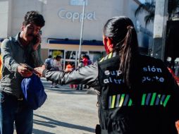 Trabajadores del gobierno de Jalisco y municipales reparten hoy cubrebocas en distintos puntos, pues su uso ya es obligatorio. EL INFORMADOR/G. Gallo