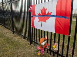 Un tributo por las víctimas se ve en las oficinas de la Policía Montada de Canadá en Dartmouth. Una de las fallecidas Heidi Stevenson, una agente de la Policía Montada. AP/The Canadian Press/A. Vaughan