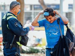 Tanto policías municipales como funcionarios de otras dependencias regalaron cubrebocas a los ciudadanos. EL INFORMADOR / G. Gallo