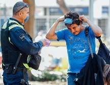 Tanto policías municipales como funcionarios de otras dependencias regalaron cubrebocas a los ciudadanos. EL INFORMADOR / G. Gallo