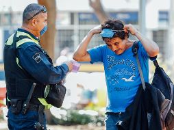 El jefe de gabinete del Ayuntamiento de Guadalajara, Erik Tapia Ibarra, dijo que no se busca “cazar” a los ciudadanos y agregó que los policías tapatíos pueden llamar la atención o apercibir al habitante que no respete las disposiciones. EL INFORMADOR/G. Gallo