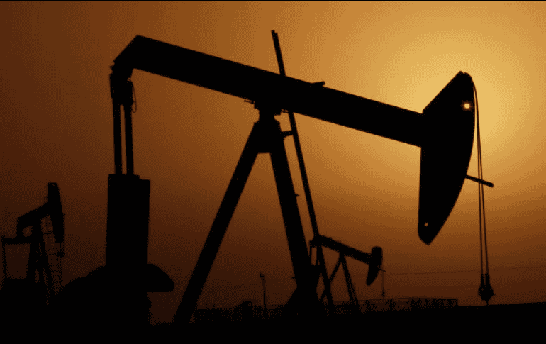 La caída del petróleo se registró ayer lunes a nivel global. AP / ARCHIVO
