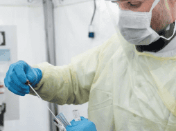 Las primeras insinuaciones de que el SARS-CoV-2 salió del laboratorio del Instituto de Virología de la ciudad china de Wuhan, donde se registró el primer brote de coronavirus. EFE / T. Kalnins