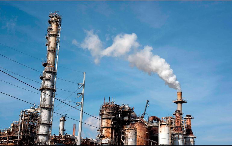 El peso también amaneció presionado luego de que la mezcla mexicana de petróleo de exportación cerró en terreno negativo por primera vez en su historia. AFP / ARCHIVO