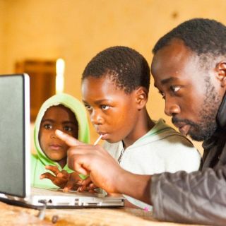 Sin computadora, más de la mitad de alumnos sin clases por COVID-19: Unesco