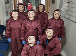 Ram Silva aclaró que las máscaras de Salvador Dalí sólo son un accesorio para tomar la fotografía. FACEBOOK / Ram Silva