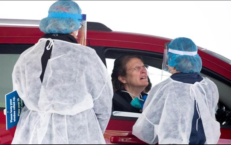 El paquete incluye hisopos de algodón, un tubo de recolección, una bolsa de protección y una caja para enviar la muestra de regreso al laboratorio. EFE/M. Reynolds