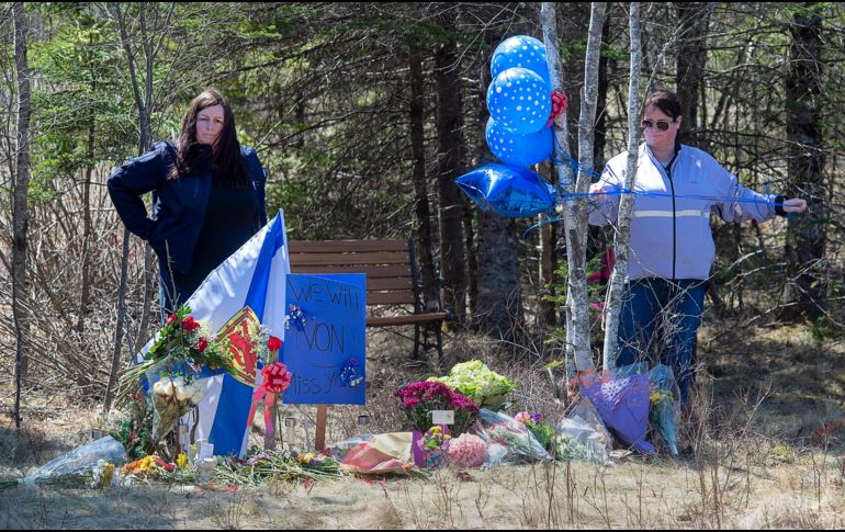 Un homenaje en memoria de Heather O'Brien, víctima del tiroteo, en una carretera en  Debert, Nueva Scotia. AP/The Canadian Press/A. Vaughan