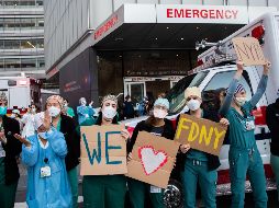 Tras la caída en los casos en la Gran Manzana, pacientes y médicos muestran su apoyo a los cuerpos de emergencias. AFP/J. Moon
