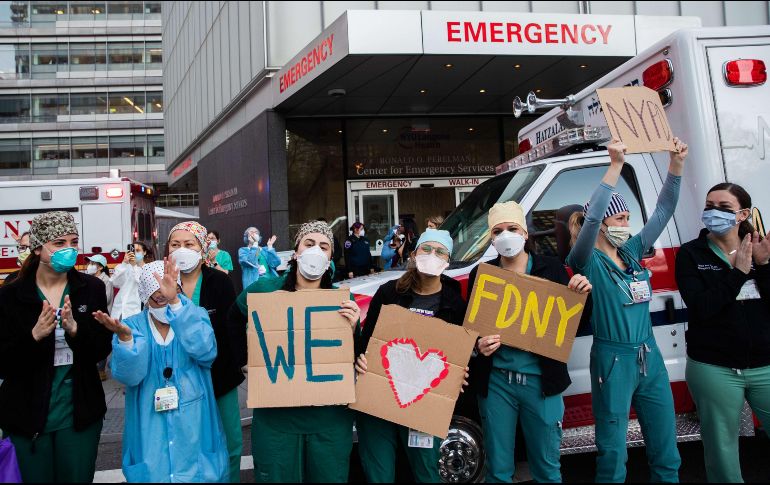 Tras la caída en los casos en la Gran Manzana, pacientes y médicos muestran su apoyo a los cuerpos de emergencias. AFP/J. Moon
