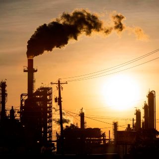 Precio del petróleo tiene respiro mínimo tras caída histórica