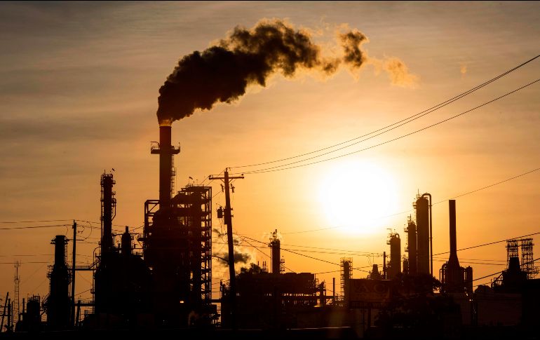 Para hacer frente a la caída de precios, Pemex refinará más gasolina y podría cerrar pozos. AFP/M. Félix