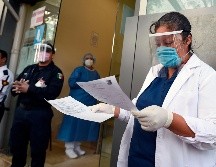 Al bloquear completamente la cara y ojos del contacto accidental con líquidos, los protectores faciales brindan mayor seguridad al servicio médico que está en contacto con pacientes de COVID-19. AFP/A. Estrella