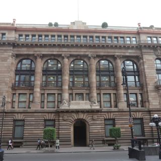 Correcta, decisión de Banxico de bajar tasa de interés: AMLO