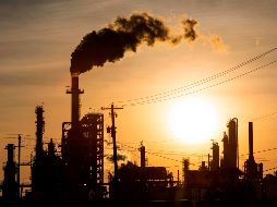 López Obrador menciona que ante la caída de los petroprecios se llevará a cabo una estrategia de refinar más crudo en México para comprar menos gasolina en el extranjero. AFP / ARCHIVO