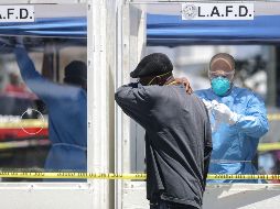 Un hombre tose para una prueba de coronavirus en Los Ángeles, California. AFP/ARCHIVO