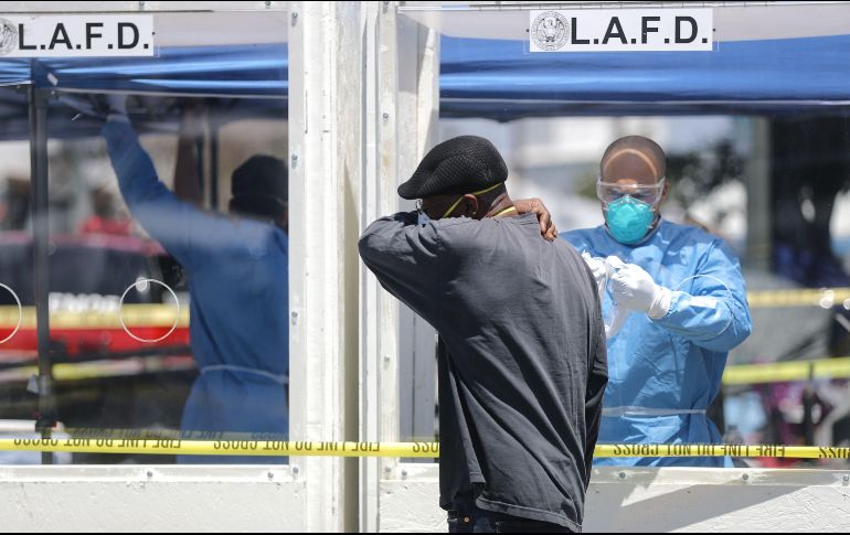 Un hombre tose para una prueba de coronavirus en Los Ángeles, California. AFP/ARCHIVO
