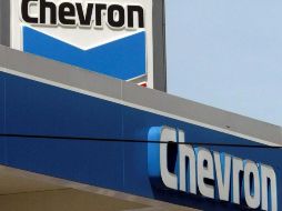 Fotografía de archivo que muestra una estación petrolera de Chevron en Los Ángeles, el 4 de abril de 2005. EFE/B. Mcdermid