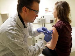 Investigadores están trabajando en más de 200 posibles vacunas en el mundo, 10 de las cuales están ya en proceso clínico de prueba entre humanos. AP/ARCHIVO