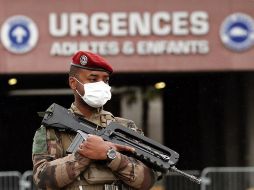 Un militar francés asegura el hospital de Perpignan como parte de la Operación Resiliencia en medio de la pandemia de coronavirus. EFE/G. Horcajuelo