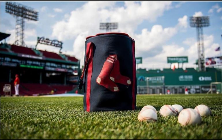 Medias Rojas de Boston aceptó la decisión del comisionado y reiteró su compromiso con seguir ayudando al cumplimiento de las normas de la MLB. INSTAGRAM / @fenwaypark