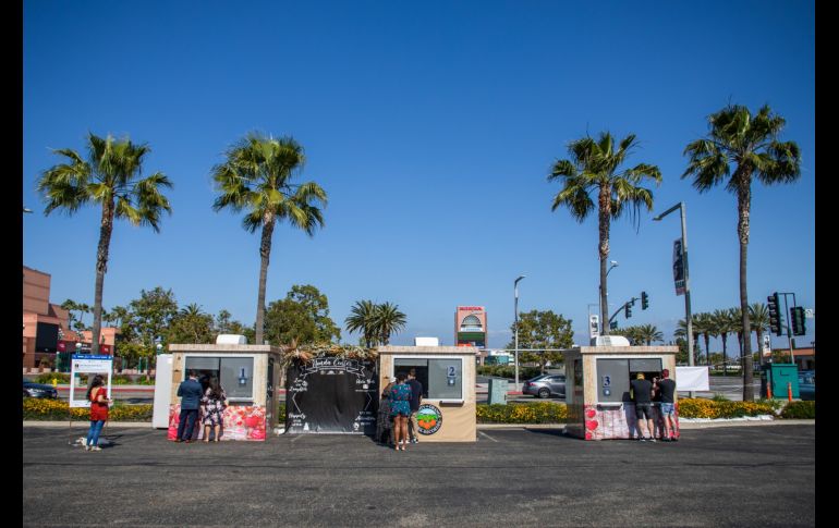 En medio de las estrictas medidas de confinamiento y distanciamiento social, en el condado de Orange, en California, encontraron la forma de volver a celebrar bodas en tiempos de coronavirus.  AFP/A. Gomes