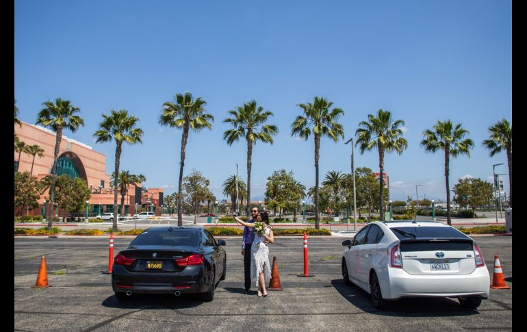 Kev y Tiffany McCaryan posan para una selfie tras casarse. AFP/A. Gomes