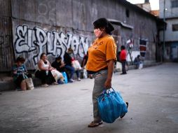 Personas necesitadas acuden a un comedor comunitario este miércoles en un barrio humilde de Buenos Aires. EFE/J. Roncoroni