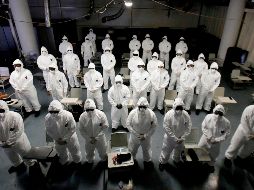 Elementos de Protección Civil y Bomberos de Zapopan participan hoy en un curso sobre manejo de pacientes con COVID-19 y bioseguridad. AFP/U. Ruiz
